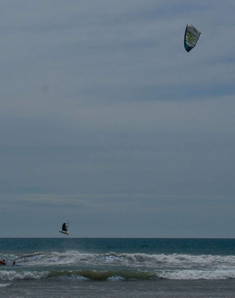 DSC_2598.jpg - Kite surfer gets a lift