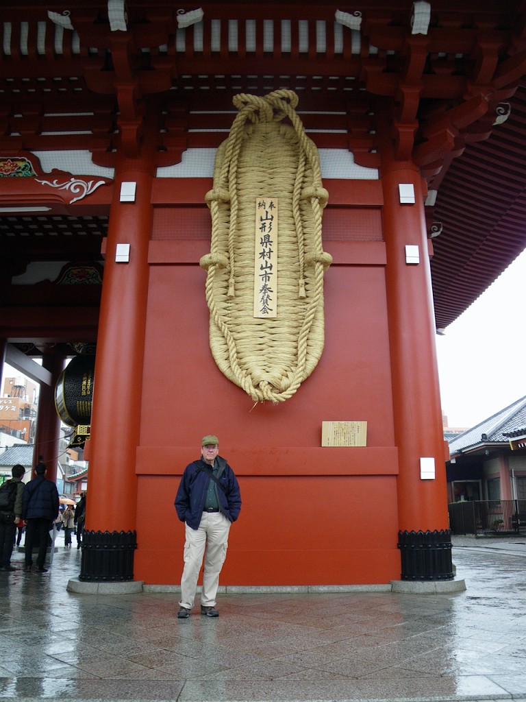 016_0082.jpg - Chris at Asakusa Hozo-mon Gate