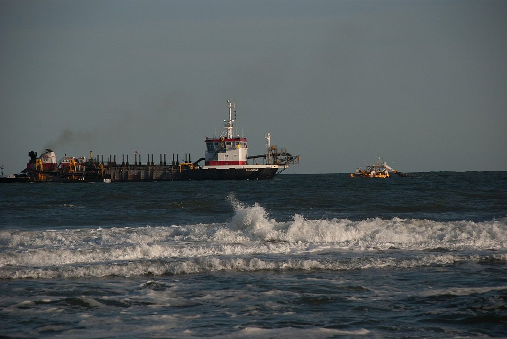 DSC_6658.jpg - Here comes one of the two hopper barges carrying sand from 2.5 miles off shore.