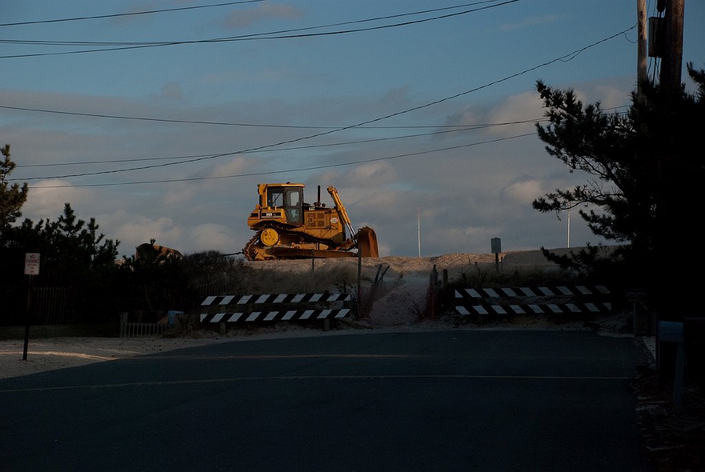 DSC_7116.jpg - This is a reassuring sight at the end of my street: A dune instead of a ten-foot drop into the ocean.