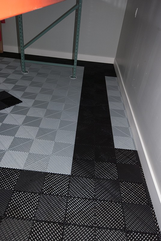 DSC_0594.jpg - I used the SwissTrax on-line design tool to figure out the tile pattern.