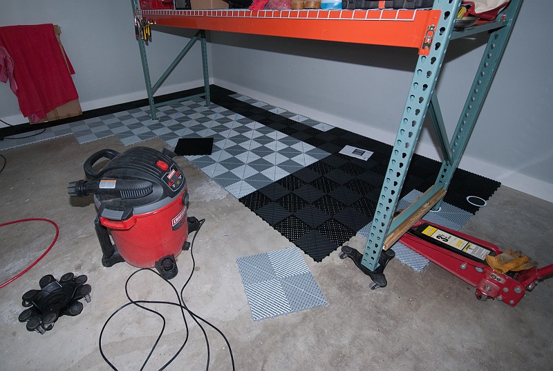 DSC_0590.jpg - I needed to get tiles layed under the pallet rack.  I used a hydraulic auto jack to lift it.