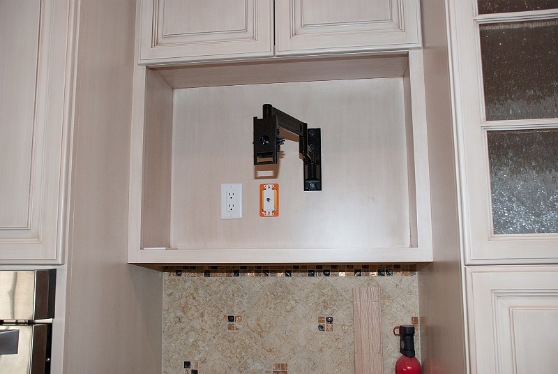 DSC_1476.jpg - I found the right location for the kitchen TV mount bracket. The only problem was that the location was midway between the studs normally needed to support the weight.