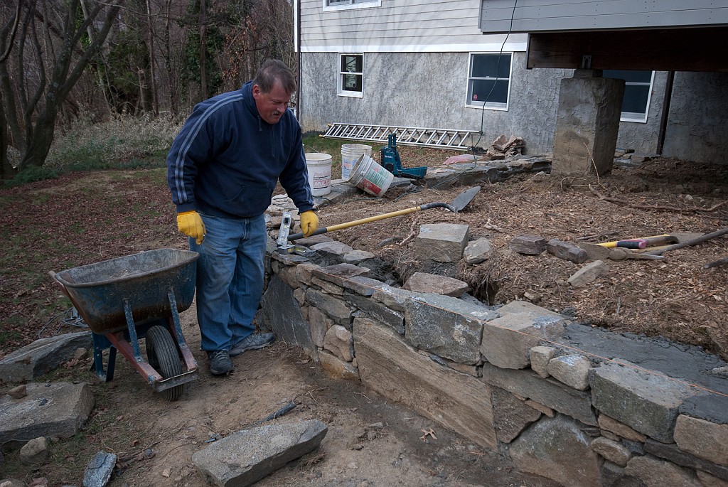 DSC_8417.jpg - There is snow in the air this morning, but thanks to concrete additives Harold's work can continue.