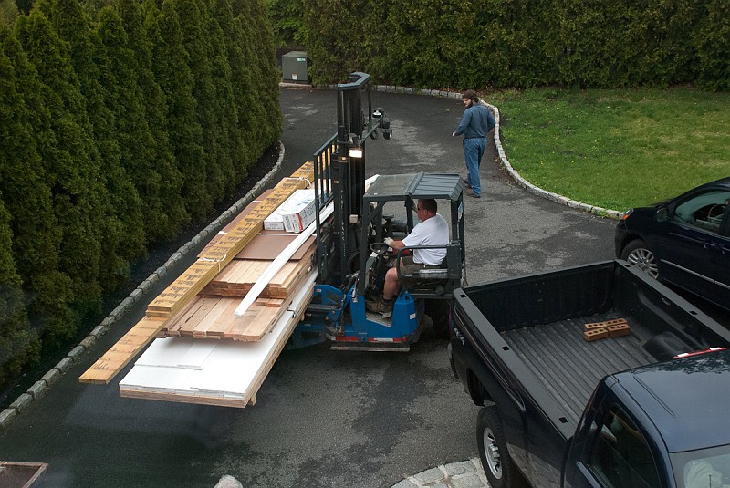 DSC_9224.jpg - Fortunately, Interstate delivers with this short-turn fork lift.
