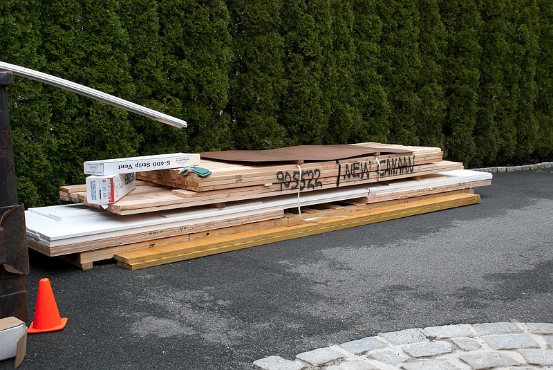 DSC_9229.jpg - The delivery is mainly framing & trim materials.