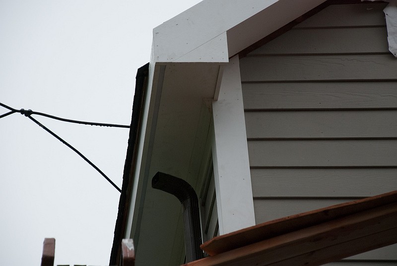 DSC_9471.jpg - Closer up, the Cor-A-Vent strip can be seen in the soffit.